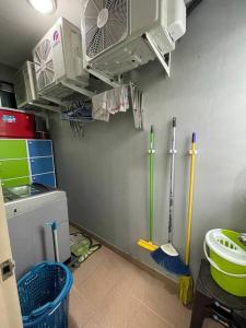 东贡岸Cybercity Ph1 near KKIA by Family Homestay的厨房设有壁挂,配有棒球棒和水槽
