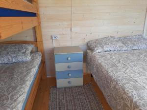 Suurepera puhkekeskuse kämping的一间带两张床和蓝色梳妆台的卧室