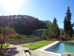 莫什港One bedroom house with lake view shared pool and furnished garden at Porto de Mos的一个带围栏的院子内的游泳池