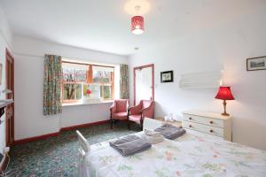 厄勒姆福德Green Hope Guest House的一间卧室配有一张床、一张书桌和一个窗户。