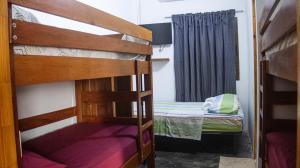 MariabéHostal Mi Castillo的一间卧室设有两张双层床和一扇窗户。