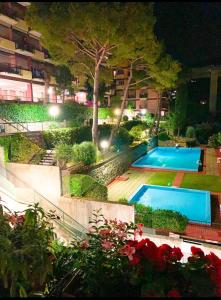 拉帕洛Camera privata nell'appartamento in zona residenziale con 2 piscine的享有游泳池的夜间景致