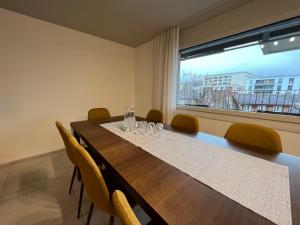 施维茨Apartment No 7 Mythenblick Schwyz 10 Min to Stoos的一间带桌椅和窗户的用餐室