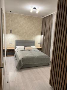 斯科列Гірський Кришталь的一间卧室设有一张大床和两个床头柜