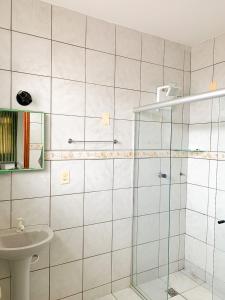 阿纳波利斯Hotel Central de Anápolis的带淋浴和盥洗盆的浴室