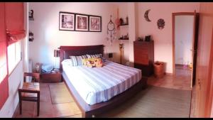 TalesAgradable chalet con piscina en Sierra d'Espadan的一间卧室,配有一张带两个泰迪熊的床