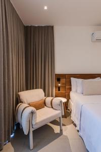 费尔南多 - 迪诺罗尼亚Triângulo Noronha的酒店客房,配有两张床和两把椅子