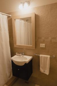 玛德琳港Saint Uriel的一间带水槽和镜子的浴室