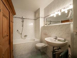 蒂罗尔-基希贝格Appartement Gernot的浴室配有盥洗盆、卫生间和浴缸。