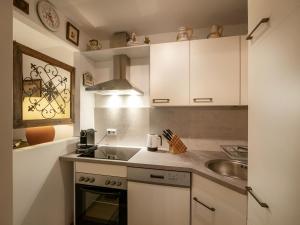 蒂罗尔-基希贝格Appartement Gernot的厨房配有白色橱柜和水槽