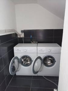依克希亚Comfy Cozy Iksia的小型浴室内的洗衣机和烘干机