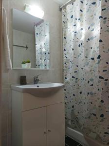 依克希亚Comfy Cozy Iksia的浴室配有盥洗盆和带镜子的淋浴