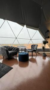 Minni-BorgHvítuborgir的客厅配有两张沙发和一个大帐篷