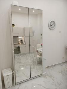 巴列塔Maison Riefolo的白色的客房设有玻璃淋浴间和厨房