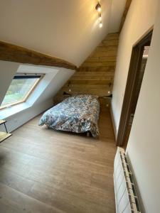 Lailly-en-ValGite des Colverts的阁楼卧室设有床和窗户。