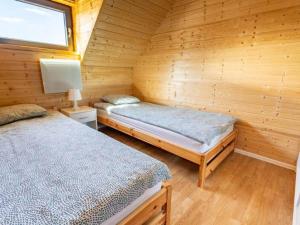 詹塔尔OSADA JANTAr 3 DOM 70m2的小木屋内一间卧室,配有两张床