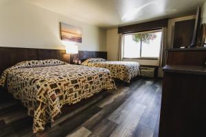 波尔森奈派普斯山林小屋的酒店客房设有两张床和窗户。