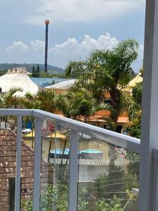 佩尼亚Pousada Valentina的享有带游泳池和棕榈树的度假村的景致
