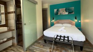 圣马丁阿尔代什Logis Hôtel Restaurant Bellevue的一间带一张床和淋浴的小卧室