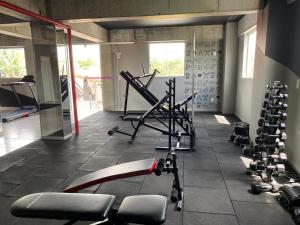 圣若昂-德雷BELAKIT, apê lindo a 900m do Centro Histórico的一间健身房,里面装有一堆跑步机