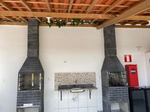 圣若昂-德雷BELAKIT, apê lindo a 900m do Centro Histórico的一个带两个砖烟 ⁇ 的户外厨房