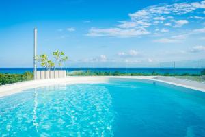 普拉亚卡门Suites Cielo y Mar的海景游泳池