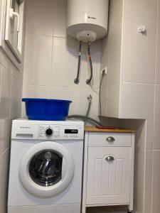 埃斯塔蒂特Apartamento L'Estartit的小厨房内的洗衣机和烘干机