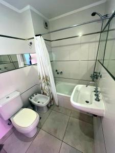 科尔多瓦Departamento Lima B General Paz con Pileta的白色的浴室设有卫生间和水槽。