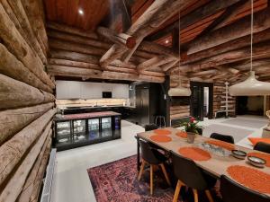库萨莫Villa Uuttu的一间厨房和带木墙的用餐室