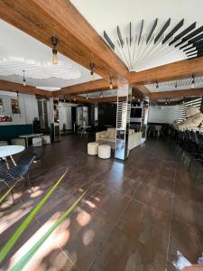 舒门Escape Shumen的大型客房设有桌椅和天花板。