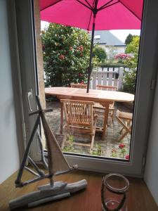 劳恩尼克TI-ARMOR的享有带桌子和遮阳伞的庭院的景色