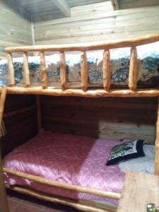 圣地亚哥阿蒂特兰Chalet in the Woods的配有一张木制双层床的客房