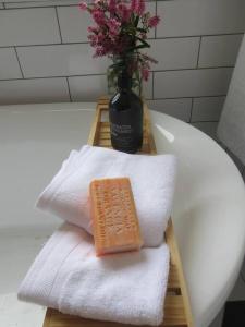 本迪戈The Artist's Cottage的浴缸上毛巾上的肥皂