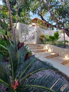 皮帕Lovely Pipa的花园设有楼梯、白色的围栏和树木