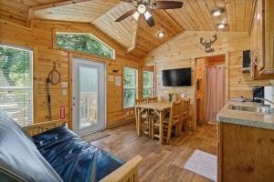 克恩维尔Deluxe little cabin 2 min stroll to Kern River的小木屋厨房以及带桌子和沙发的客厅
