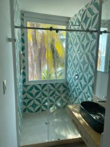 卡塔赫纳Hotel Caribbean Cartagena的一间带玻璃淋浴间和水槽的浴室
