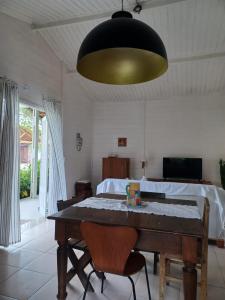 阿拉卡茹Vila Eco SPA的一间带桌子和床的用餐室