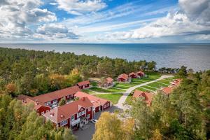 摩尔比兰加Stora Frögården的享有度假村的空中景致和水景
