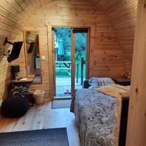 凯尔斯Log cabin的小木屋内的一个床位