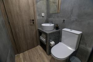 雅典Raise Athens Metro Apartments的浴室配有白色卫生间和盥洗盆。
