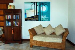 金巴兰芒果树别墅的客厅的沙发,墙上挂着海报