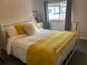 莱斯特Beautiful, 1 Bedroom Renovated Cottage的一间卧室配有一张带黄色毯子和窗户的床