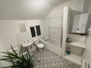 莱斯特Beautiful, 1 Bedroom Renovated Cottage的浴室配有卫生间、盥洗盆和浴缸。