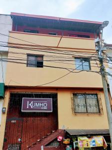 麦德林Hostel Kumho Home的建筑的侧面有基米诺标志