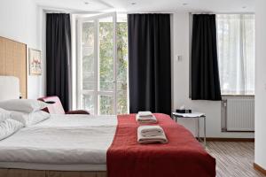 克里斯蒂安斯塔德贝斯特韦斯特安诺1937酒店的一间卧室配有一张大床和两条毛巾