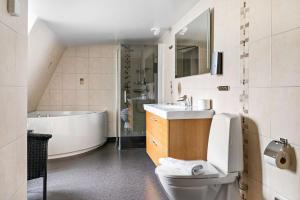 克里斯蒂安斯塔德贝斯特韦斯特安诺1937酒店的浴室配有卫生间、盥洗盆和浴缸。
