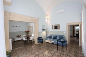 莱魁勒Dimora S.Vito的客厅配有蓝色的沙发和桌子
