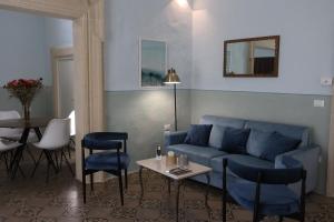 莱魁勒Dimora S.Vito的客厅配有蓝色的沙发和桌子