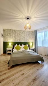 布达佩斯DN Green apartment的一间卧室配有一张带黄色枕头的大床