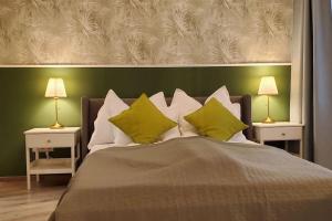 布达佩斯DN Green apartment的一间卧室配有带绿色和白色枕头的床